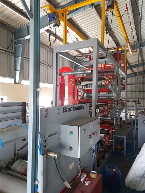 Gusseted woven bags for grain stacking and bulk packaging